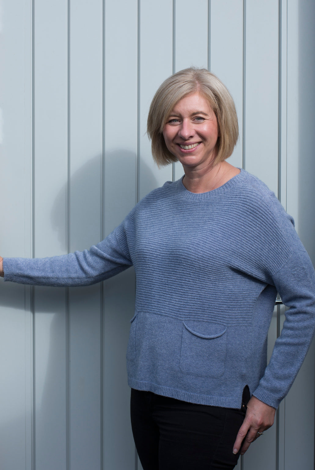 RIBBED  FRONT JUMPER WITH ROUND NECK AND TWO FRONT POCKETS