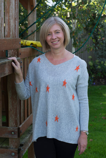 SOFT V-NECK JUMPER WITH ORANGE MULTI  STAR DETAIL