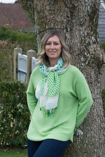 SPRING COLOURED ROUND NECK RAGLAN SLEEVED JUMPER WITH CURVED HEM