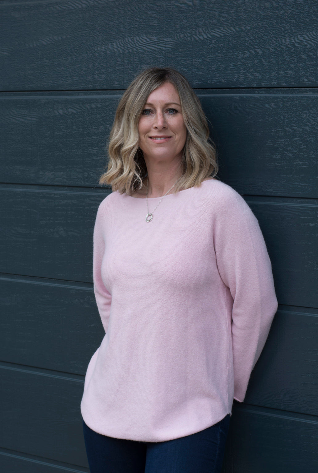 SPRING COLOURED ROUND NECK RAGLAN SLEEVED JUMPER WITH CURVED HEM